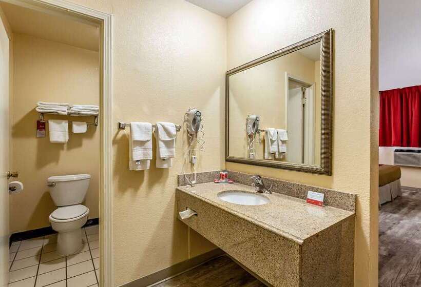 فندق على الطريق Econo Lodge Inn & Suites