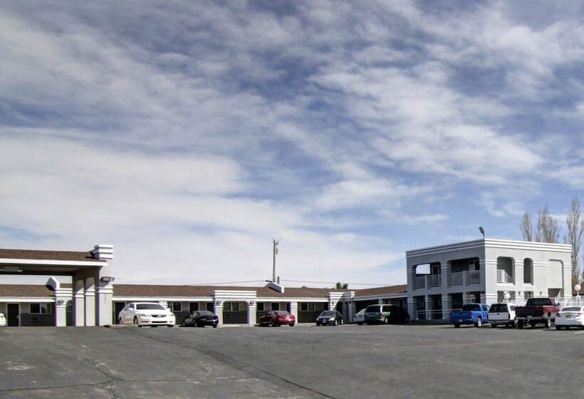 فندق على الطريق Econo Lodge Inn & Suites