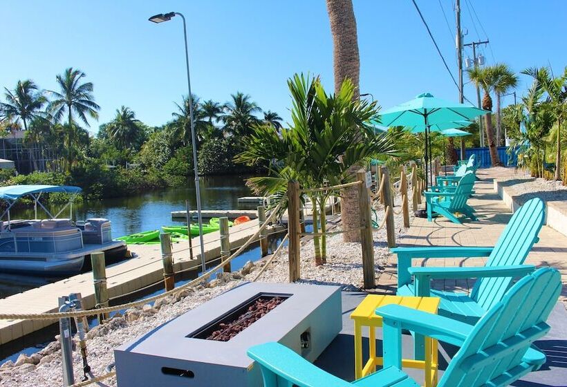 فندق على الطريق Latitude 26 Waterfront Resort And Marina