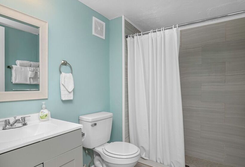 فندق على الطريق Latitude 26 Waterfront Resort And Marina