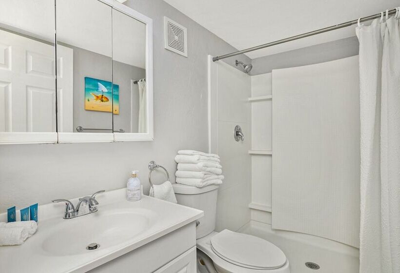 فندق على الطريق Latitude 26 Waterfront Resort And Marina