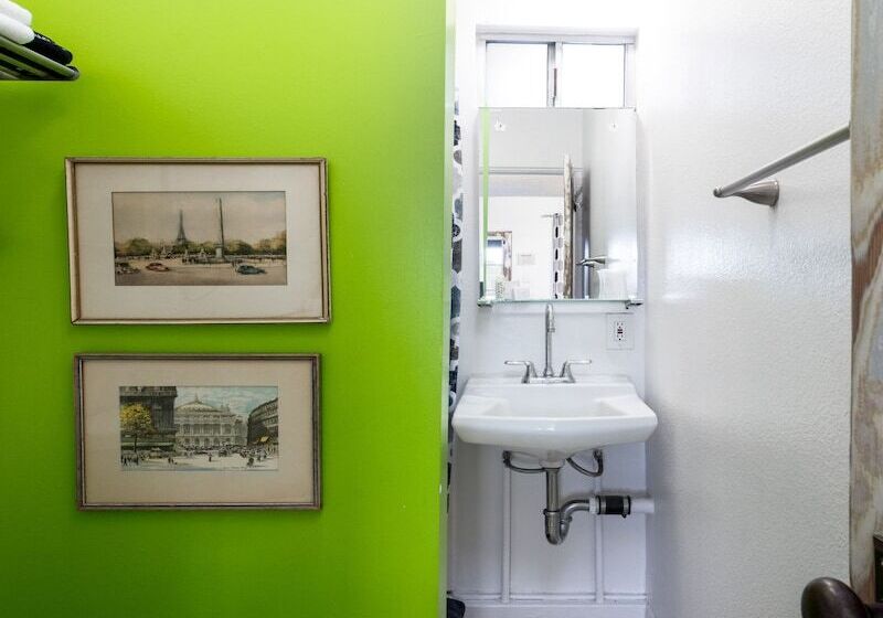 فندق على الطريق The Motor Lodge