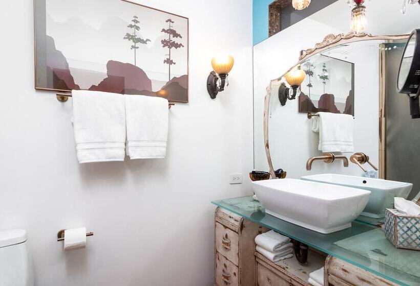 فندق على الطريق The Motor Lodge