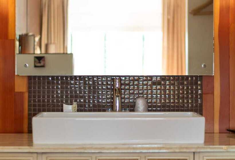 فندق على الطريق The Motor Lodge