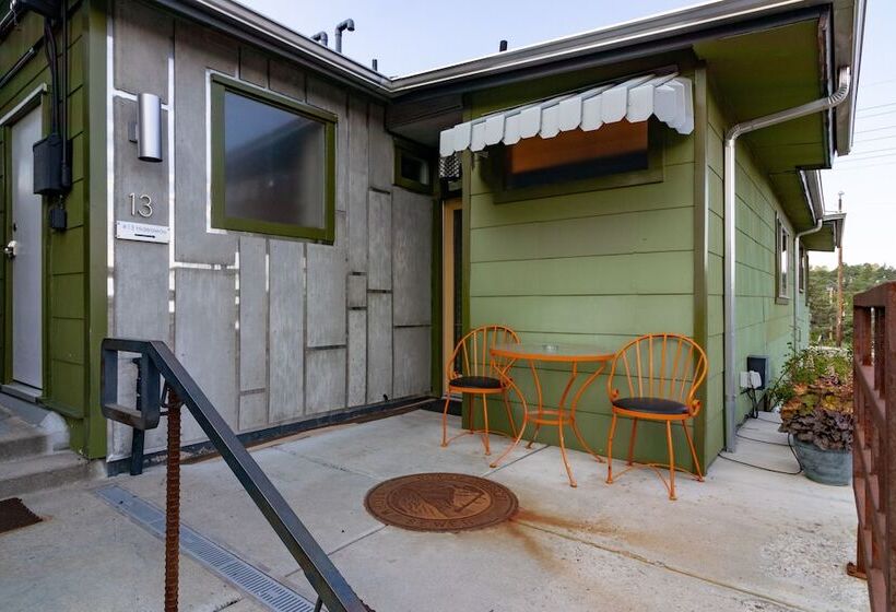 فندق على الطريق The Motor Lodge