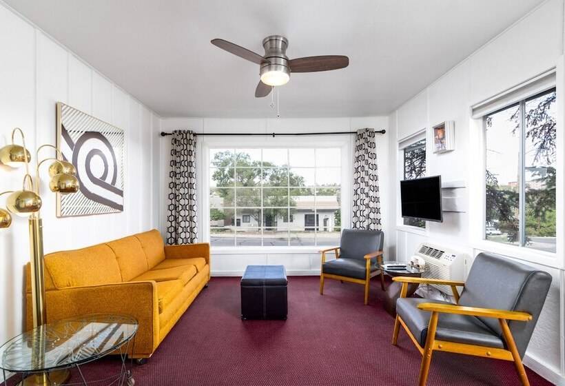 فندق على الطريق The Motor Lodge