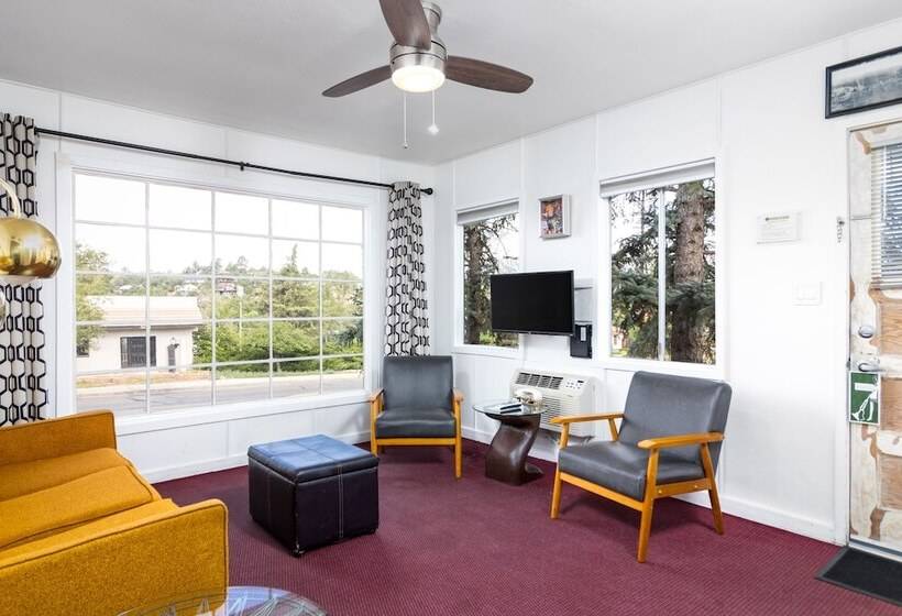 فندق على الطريق The Motor Lodge