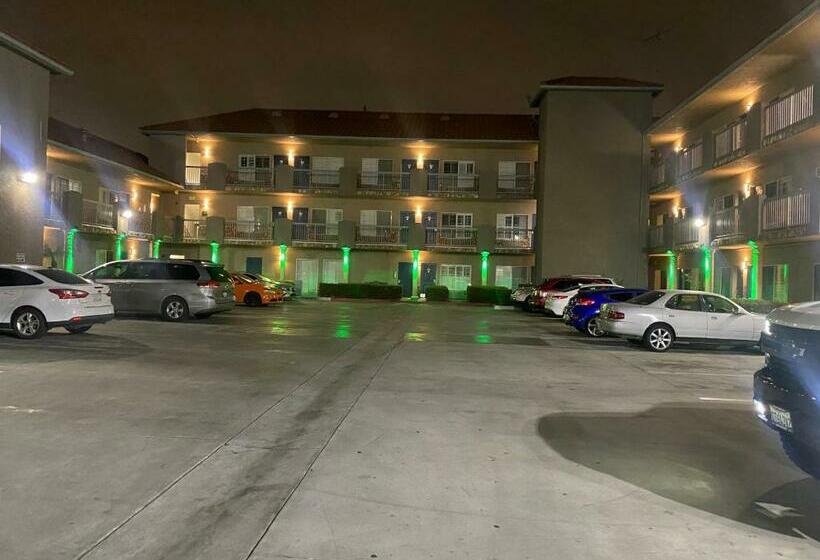 بنسيون Mid City Inn & Suites Pico Rivera