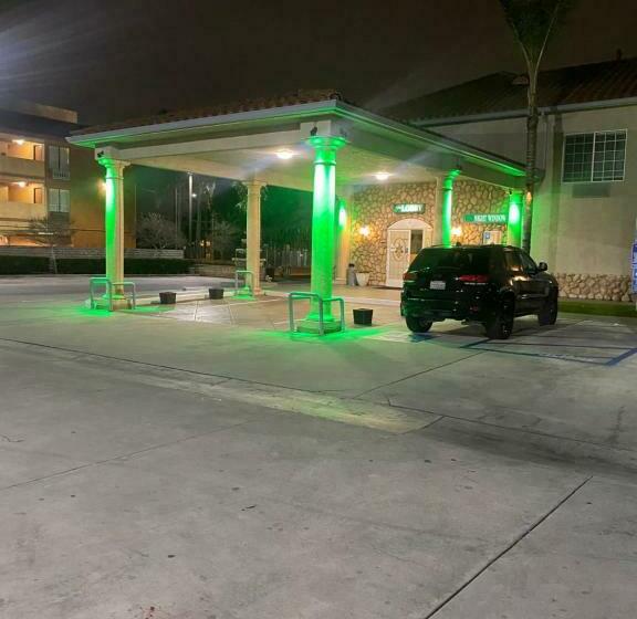 بنسيون Mid City Inn & Suites Pico Rivera