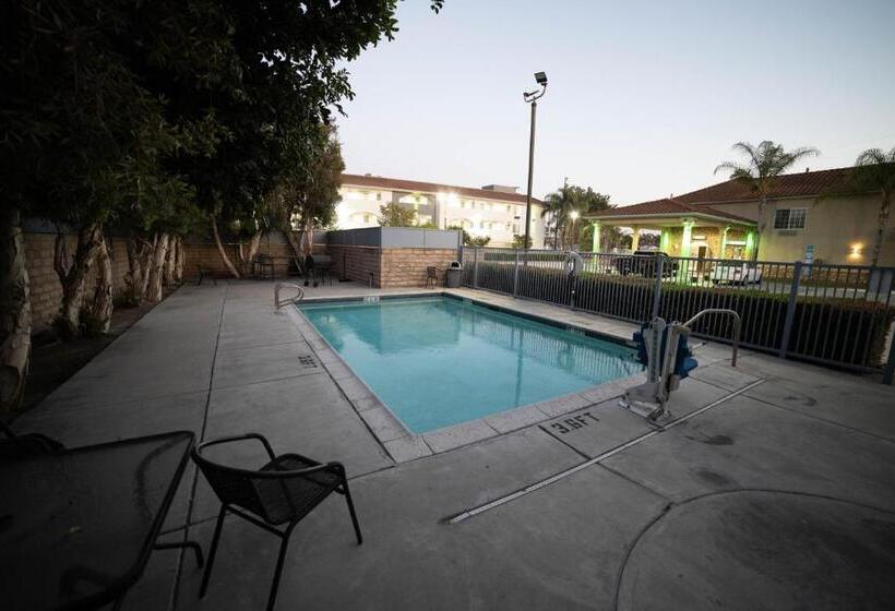 بنسيون Mid City Inn & Suites Pico Rivera