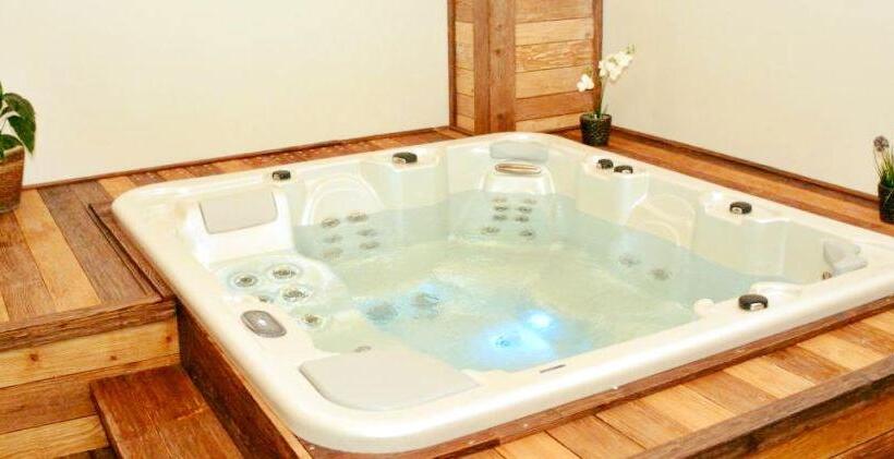 پانسیون Popasul Domnesc  Resort& Spa  Voronet Vue