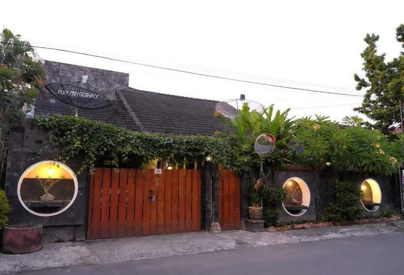 بنسيون Puri Minggiran Guest House