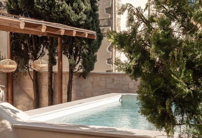 Manili Boutique Suites & Villas