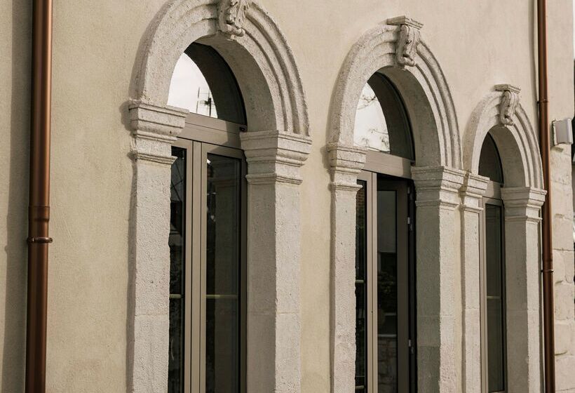 Manili Boutique Suites & Villas