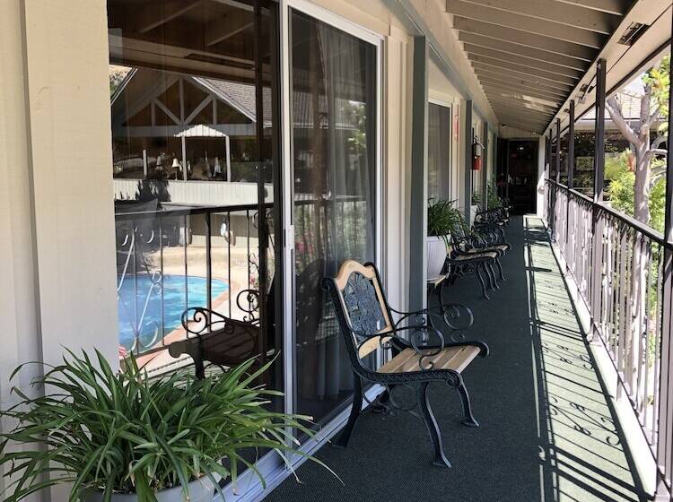 모텔 Piazza S Pine Cone Inn