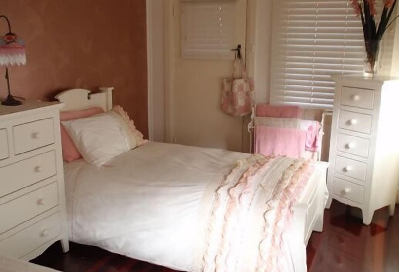 تختخواب و صبحانه Rose Garden On Church Bnb