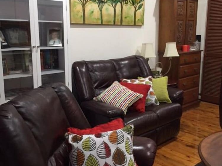 تختخواب و صبحانه Rose Garden On Church Bnb