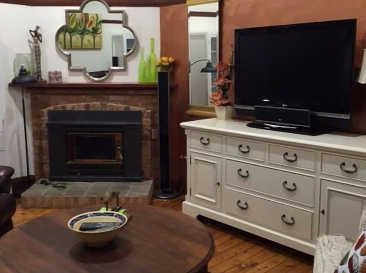 تختخواب و صبحانه Rose Garden On Church Bnb