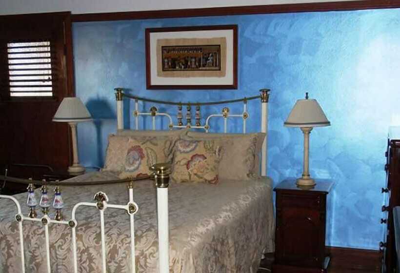 تختخواب و صبحانه Rose Garden On Church Bnb