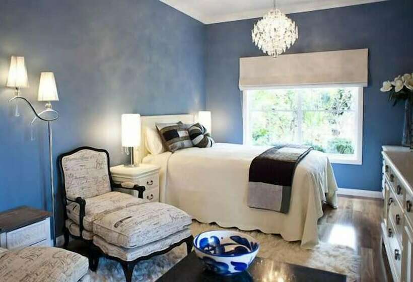 تختخواب و صبحانه Rose Garden On Church Bnb