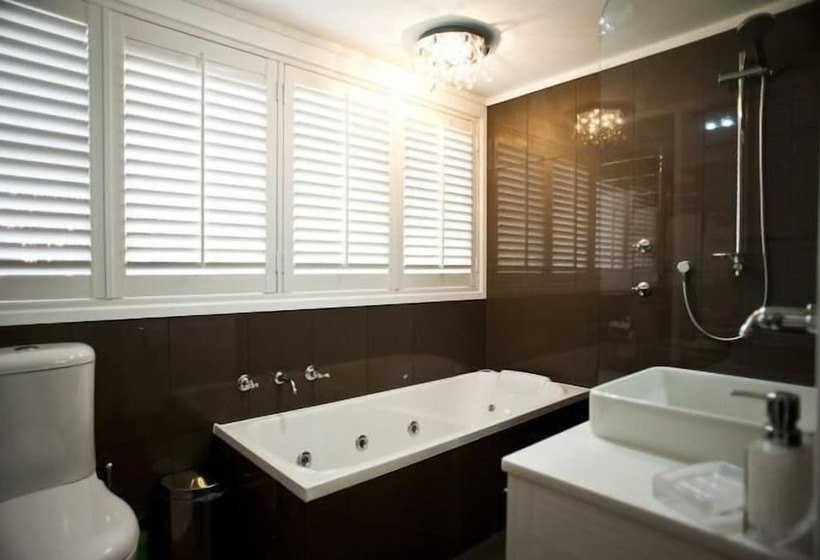 تختخواب و صبحانه Rose Garden On Church Bnb