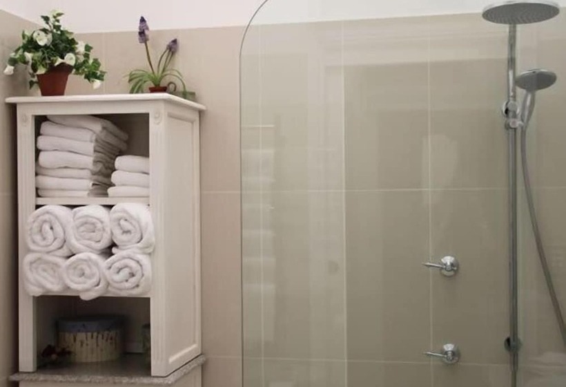 تختخواب و صبحانه Rose Garden On Church Bnb