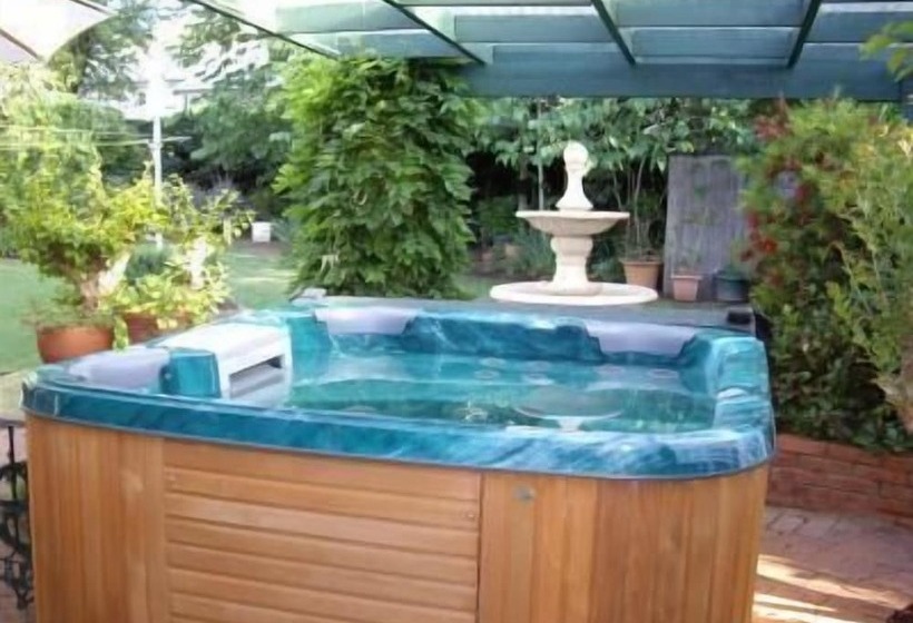 تختخواب و صبحانه Rose Garden On Church Bnb