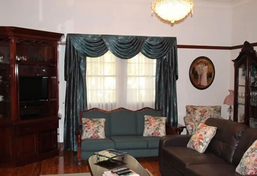 تختخواب و صبحانه Rose Garden On Church Bnb