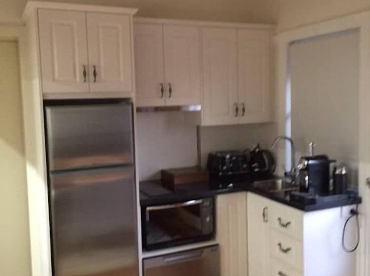 تختخواب و صبحانه Rose Garden On Church Bnb