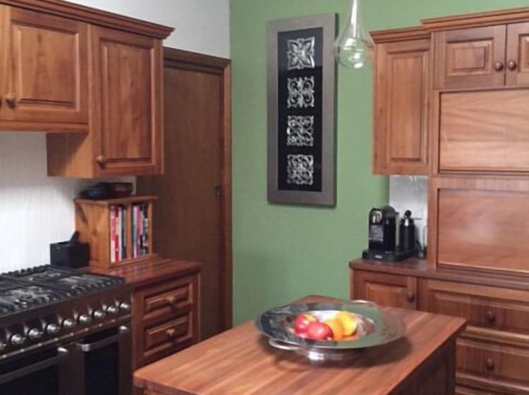 تختخواب و صبحانه Rose Garden On Church Bnb