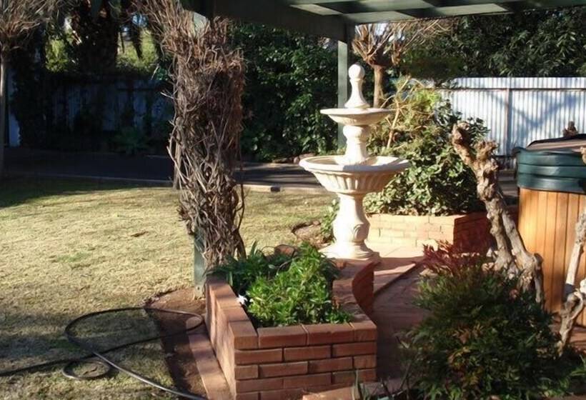 تختخواب و صبحانه Rose Garden On Church Bnb