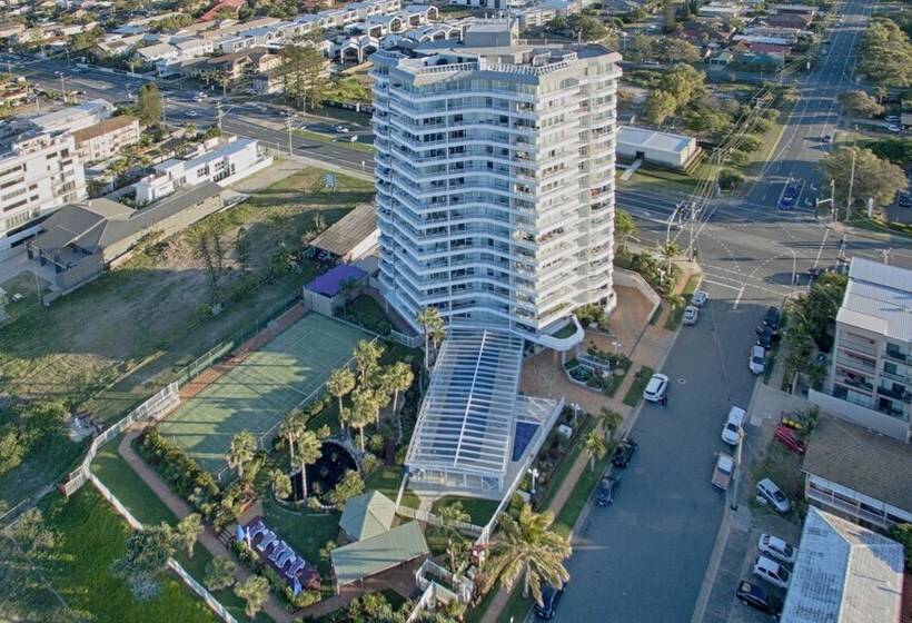 Отель 19th Avenue On The Beach