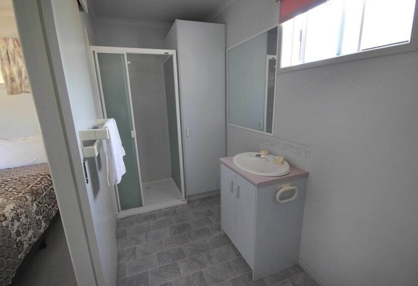 Отель Avondel Caravan Park