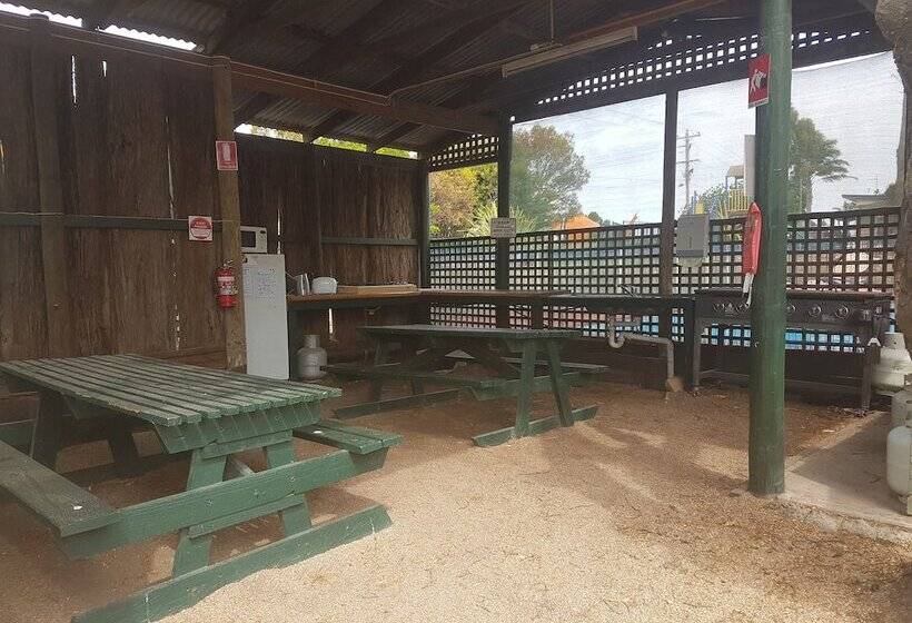 בית מלון כפרי Lakes Caravilla Caravan Park