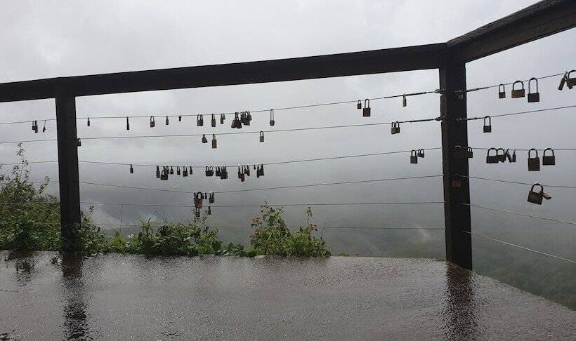 Lovestone Cottages Montville