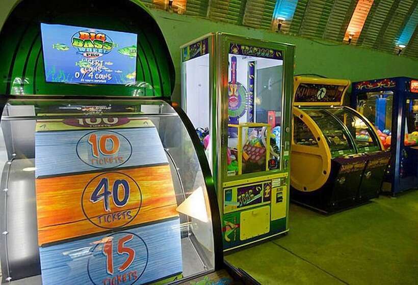 Отель Brennan Beach Rv Resort   Caravan Park