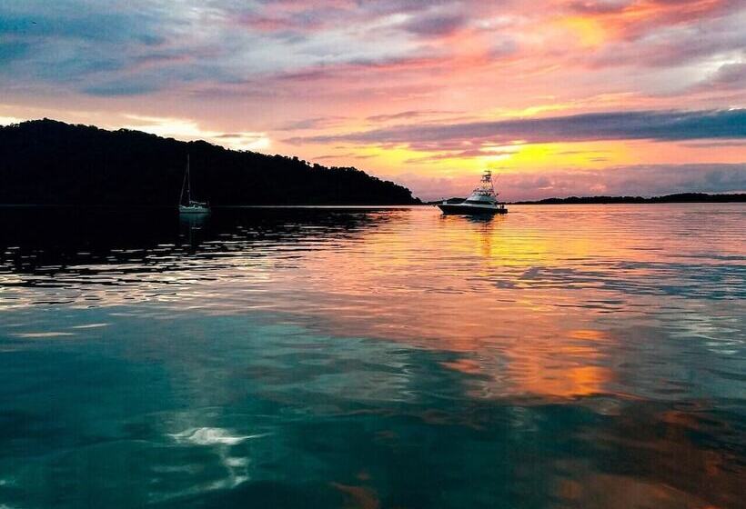 فندق Fish Hook Marina & Lodge