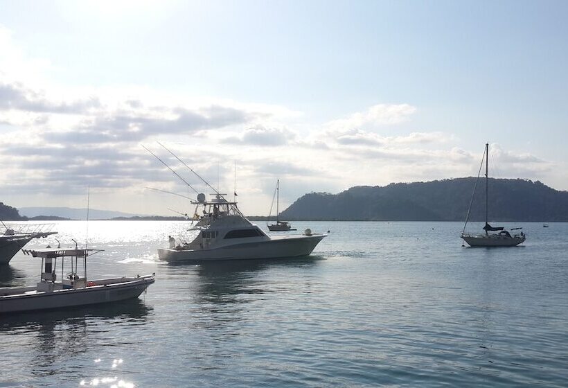 فندق Fish Hook Marina & Lodge