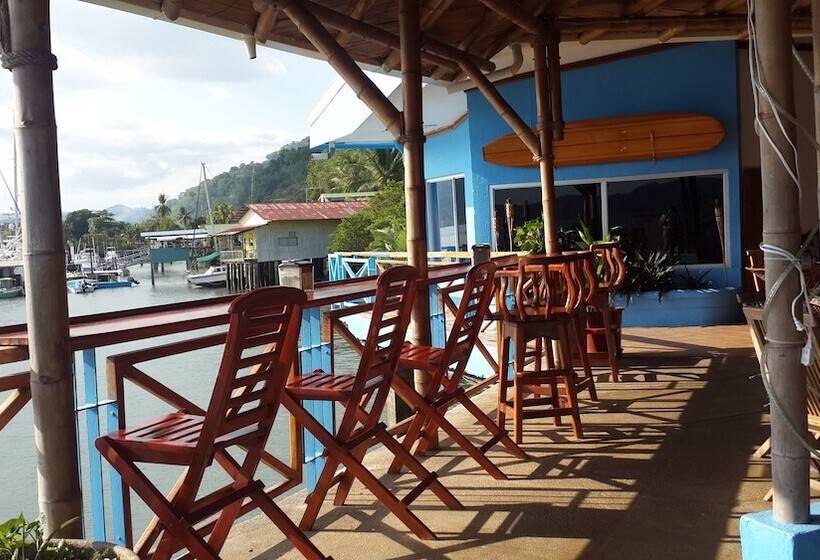 فندق Fish Hook Marina & Lodge