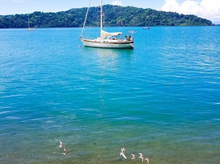 فندق Fish Hook Marina & Lodge