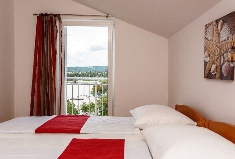 Отель Mare & Mons Deluxe Apartments