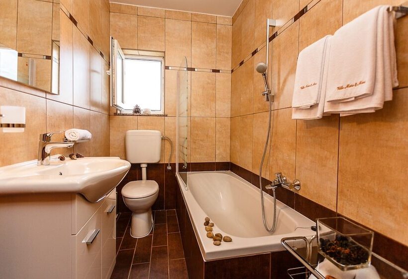 Отель Mare & Mons Deluxe Apartments