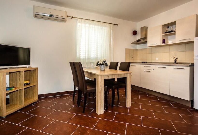 Отель Mare & Mons Deluxe Apartments