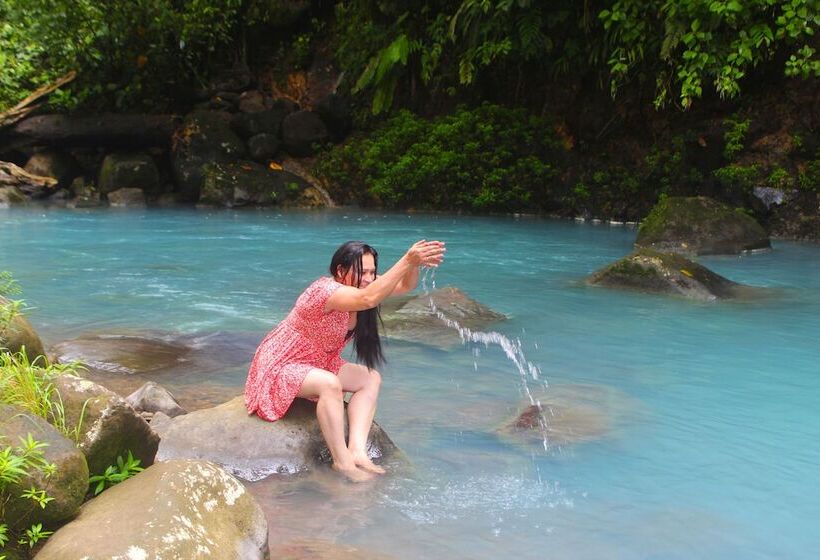 فندق Posada Río Celeste La Amistad