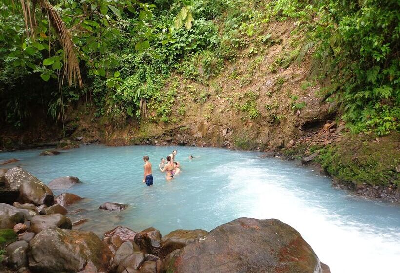 فندق Posada Río Celeste La Amistad