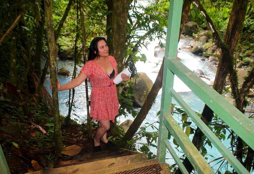 فندق Posada Río Celeste La Amistad