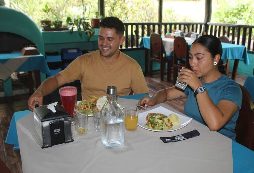 فندق Posada Río Celeste La Amistad