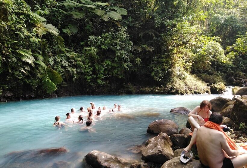 فندق Posada Río Celeste La Amistad