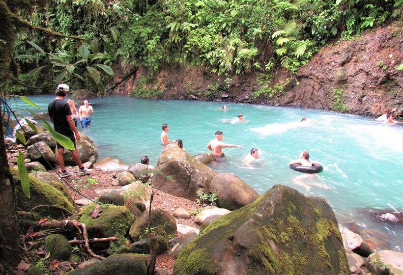فندق Posada Río Celeste La Amistad