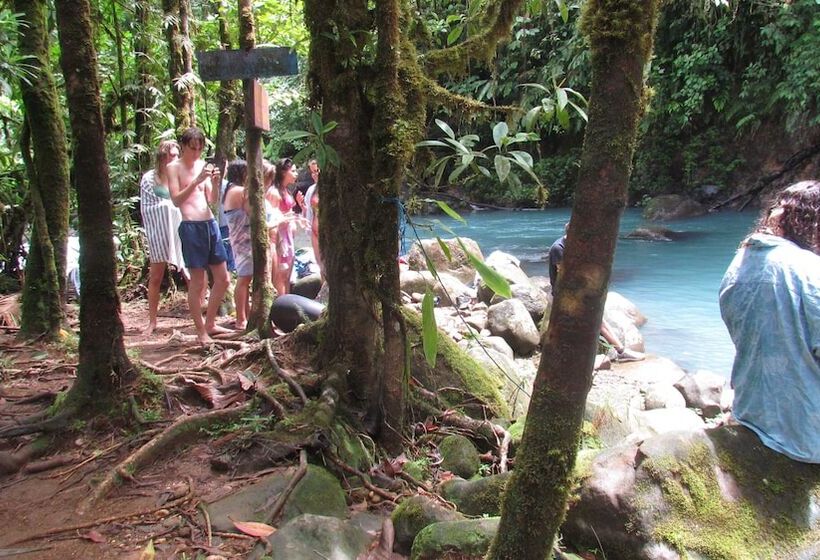 فندق Posada Río Celeste La Amistad